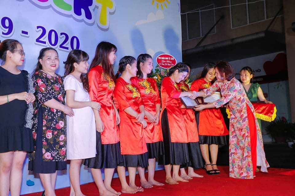 Lễ trao tặng bằng khen cho các Giáo viên – Nhân viên đã có thành tích xuất sắc trong năm học 2019-2020 - Mầm Non Kid's Moon