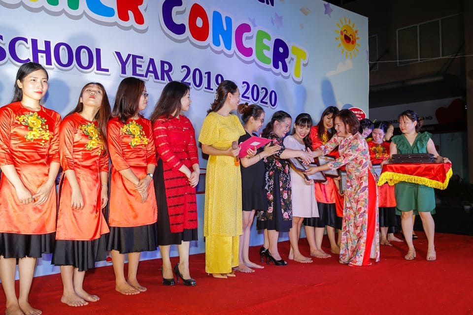 Lễ trao tặng bằng khen cho các Giáo viên – Nhân viên đã có thành tích xuất sắc trong năm học 2019-2020 - Mầm Non Kid's Moon