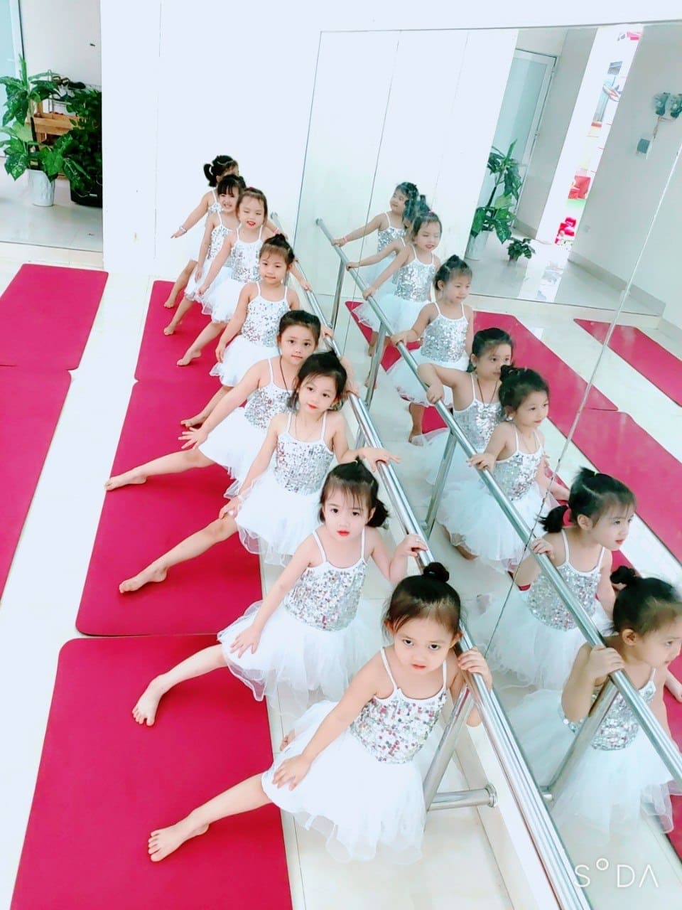 Những hình ảnh về quá trình học tập và rèn luyện của các bạn nhỏ lớp Năng khiếu múa trường Mầm Non Kid's Moon - Mầm Non Kid's Moon