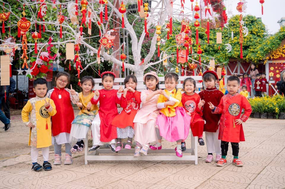 Buổi Dã Ngoại Tại Vườn Hoa Nhật Tân Và Bãi Đá Sông Hồng - Mầm Non Kid's Moon