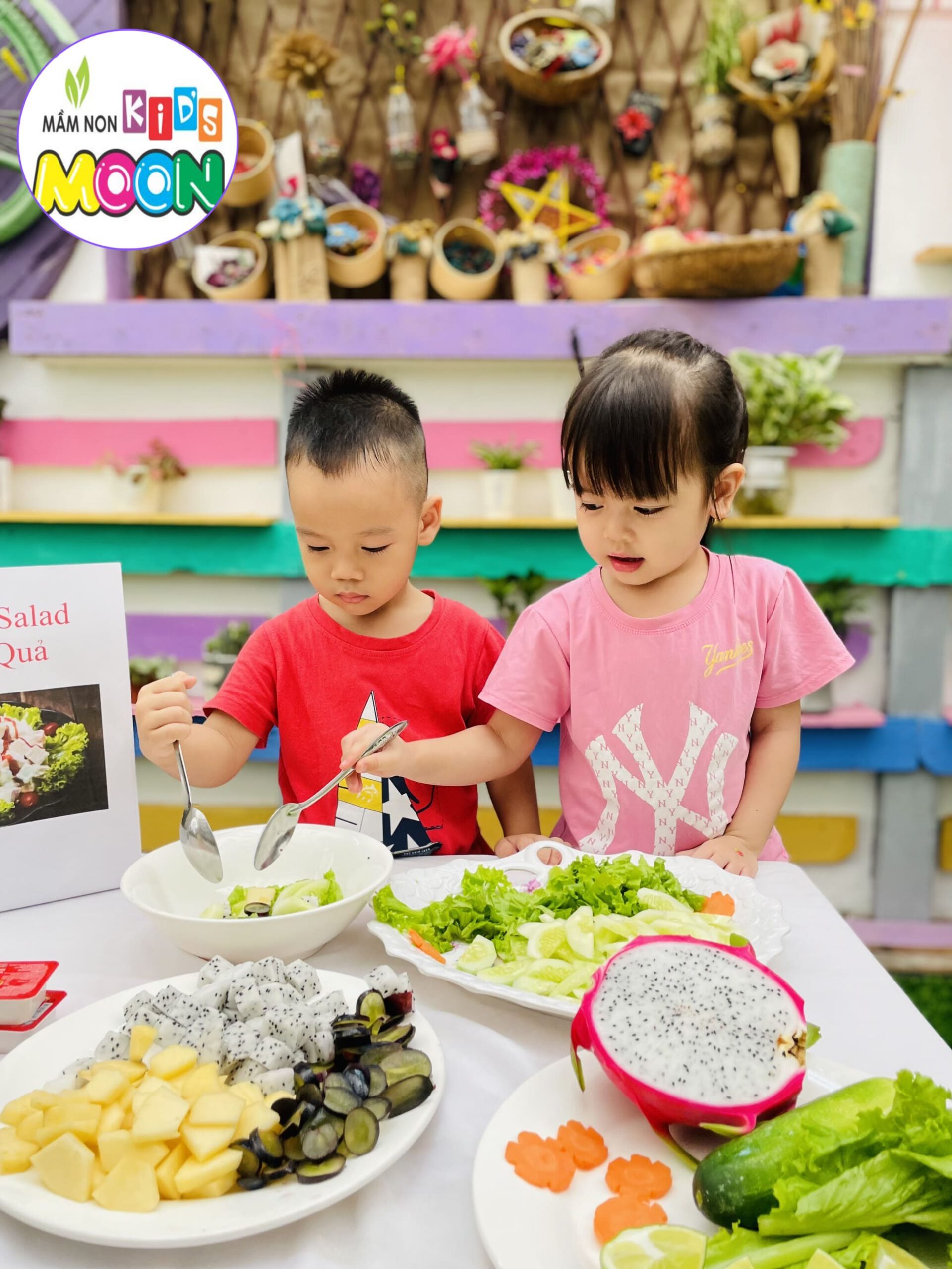 Hoạt Động Trải Nghiệm: Bé Làm Món Salad Hoa Quả - Mầm Non Kid's Moon
