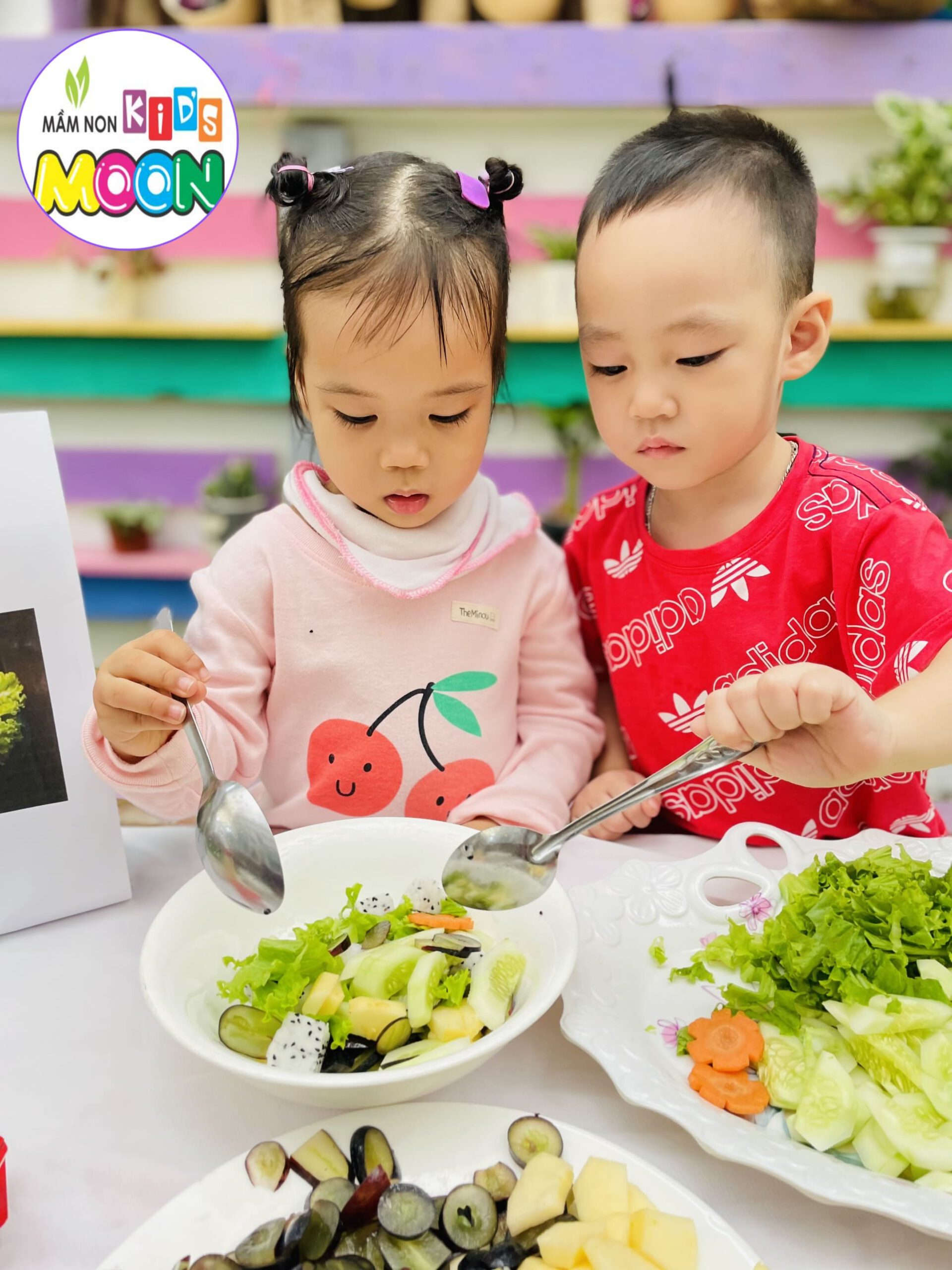Hoạt Động Trải Nghiệm: Bé Làm Món Salad Hoa Quả - Mầm Non Kid's Moon