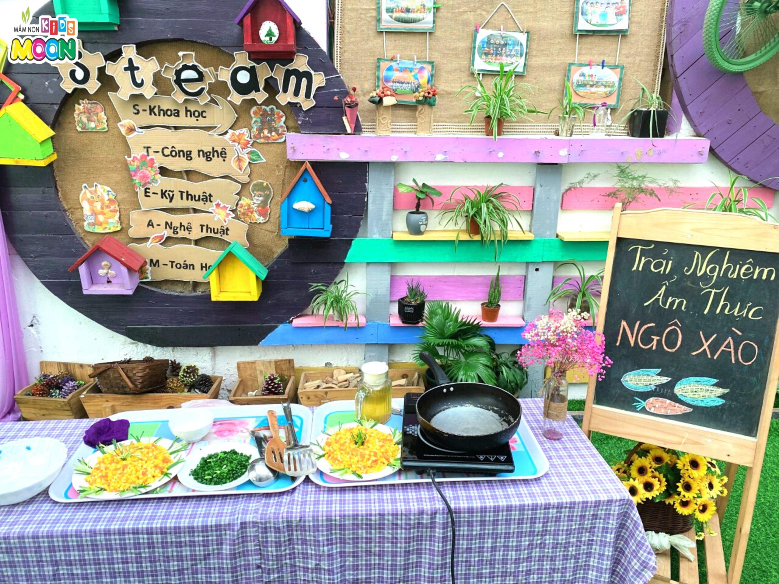 HOẠT ĐỘNG TRẢI NGHIỆM ẨM THỰC: LÀM MÓN NGÔ NGỌT XÀO - Mầm Non Kid's Moon