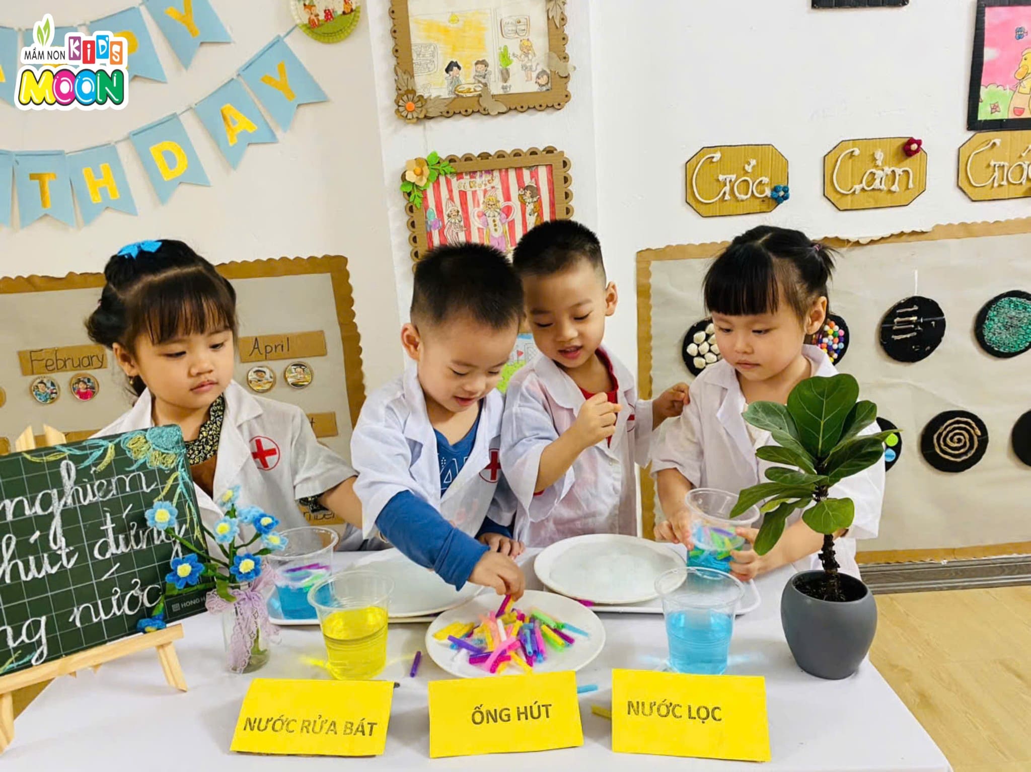 THÍ NGHIỆM: ỐNG HÚT ĐỨNG TRONG NƯỚC - Mầm Non Kid's Moon