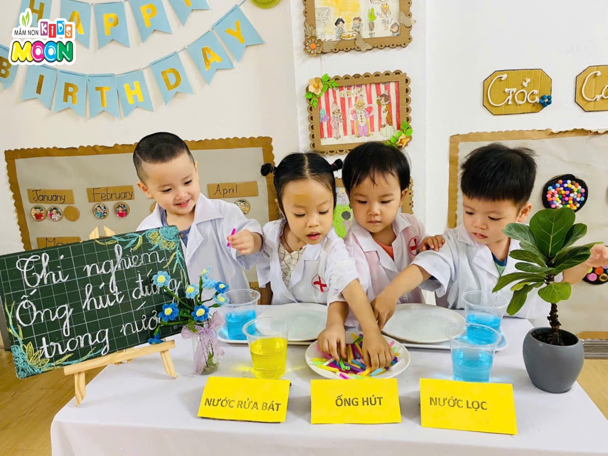 THÍ NGHIỆM: ỐNG HÚT ĐỨNG TRONG NƯỚC - Mầm Non Kid's Moon