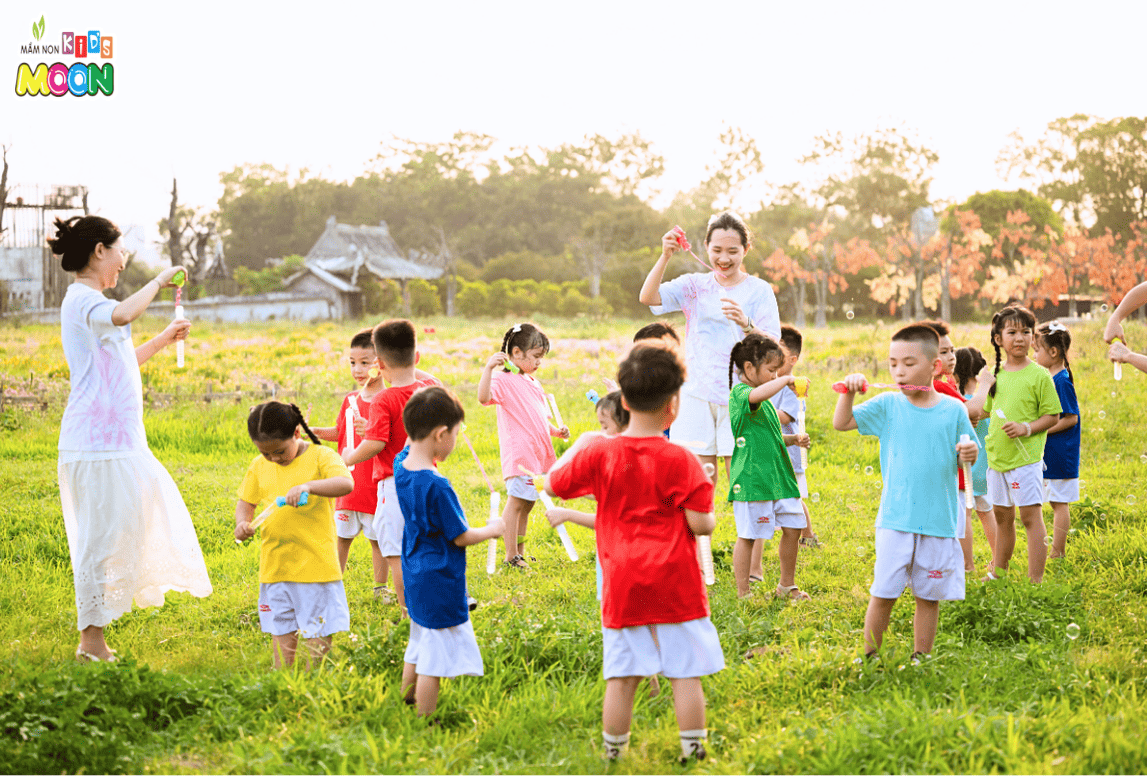 KỶ YẾU MẦM NON - NƠI YÊU THƯƠNG CON MÃI - Mầm Non Kid's Moon