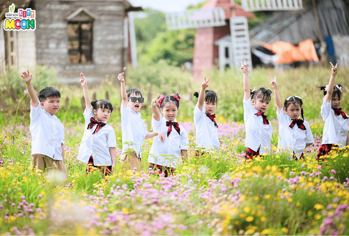KỶ YẾU MẦM NON - NƠI YÊU THƯƠNG CON MÃI - Mầm Non Kid's Moon