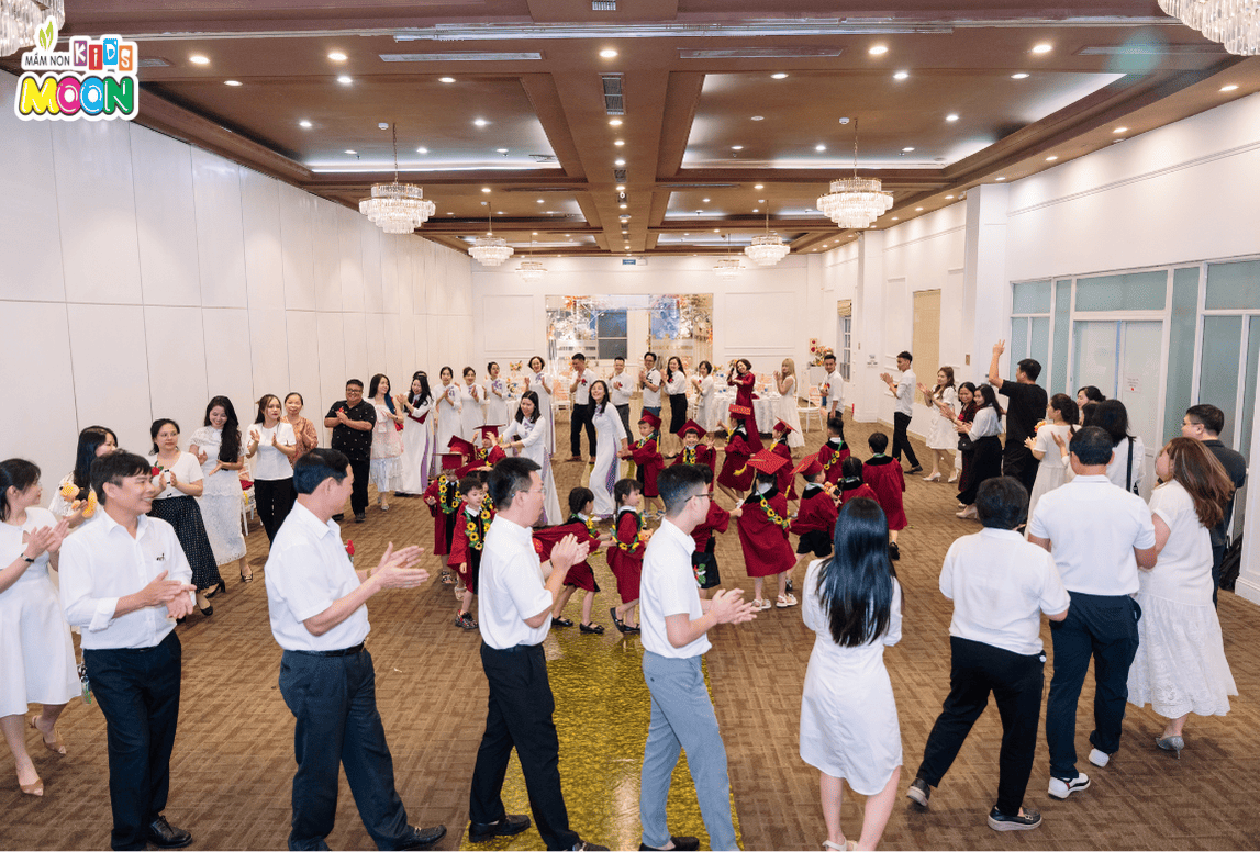 CÙNG KID’S MOON - CON TRƯỞNG THÀNH TRONG VÒNG TAY YÊU THƯƠNG - Mầm Non Kid's Moon