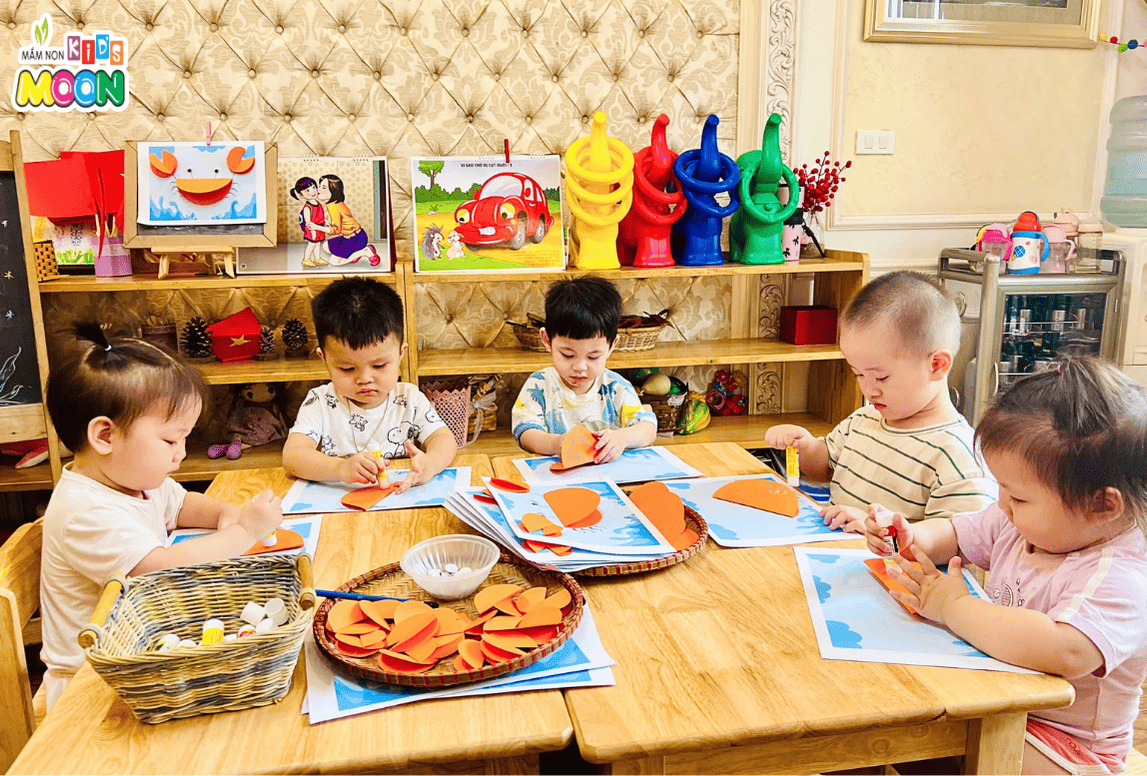 CÙNG EM BÉ KID’S MOON TẠO HÌNH CON CUA - Mầm Non Kid's Moon