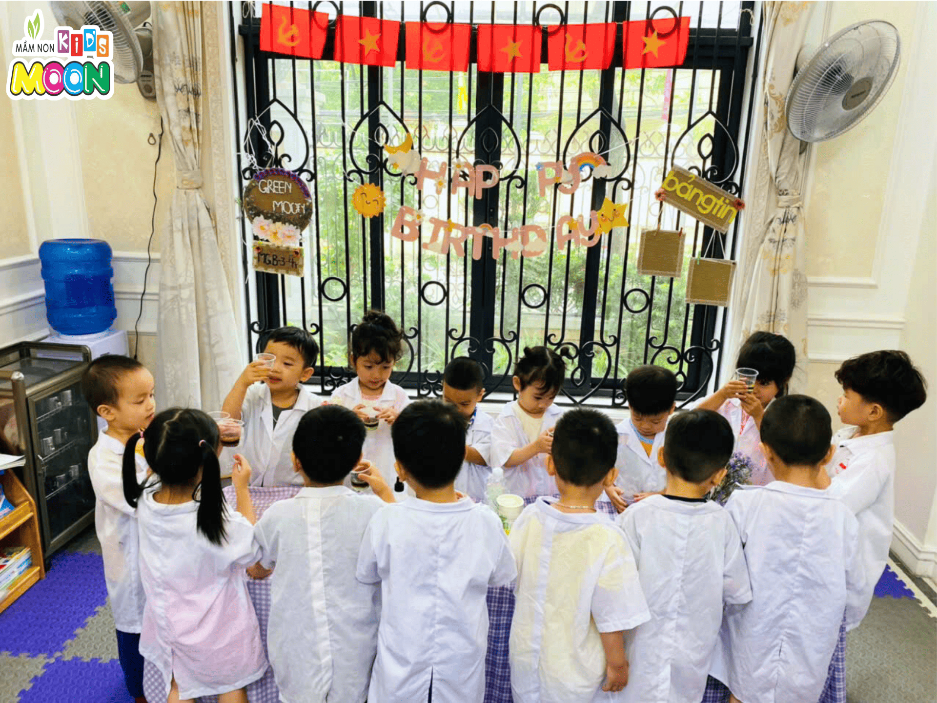 BÉ HÁO HỨC KHÁM PHÁ CẦU VỒNG TRONG TIẾT HỌC THÍ NGHIỆM - Mầm Non Kid's Moon