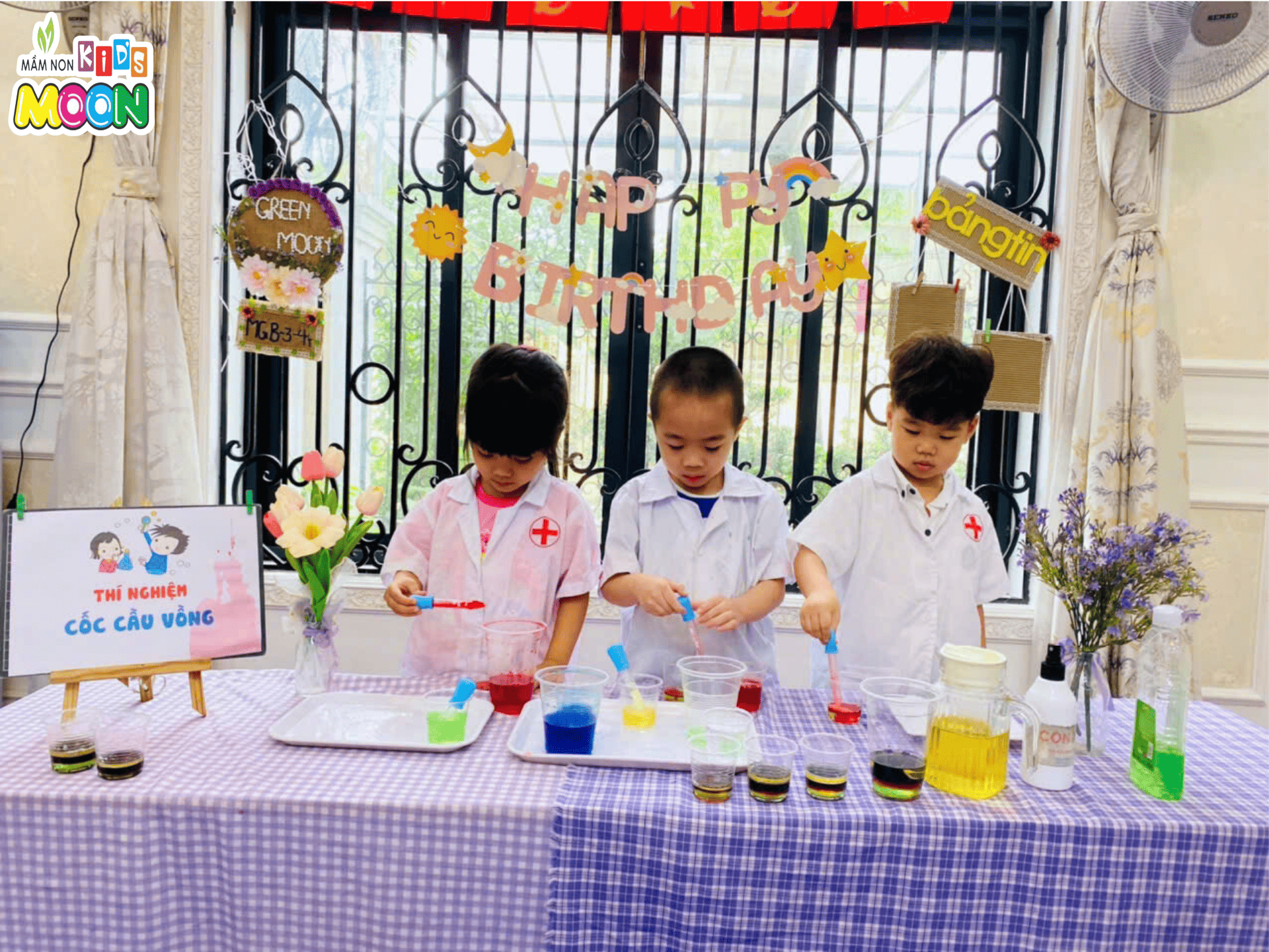 BÉ HÁO HỨC KHÁM PHÁ CẦU VỒNG TRONG TIẾT HỌC THÍ NGHIỆM - Mầm Non Kid's Moon