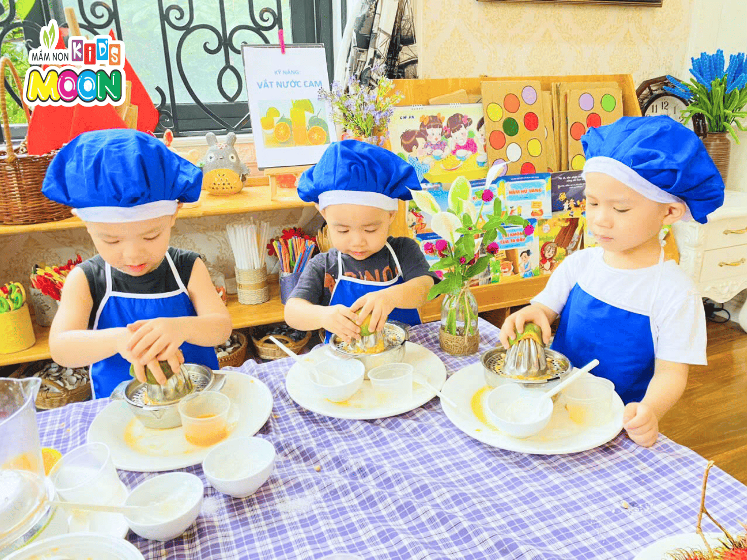 TIẾT HỌC KỸ NĂNG: “BÉ VẮT NƯỚC CAM” – HỌC MÀ CHƠI, VUI BIẾT BAO NHIÊU! - Mầm Non Kid's Moon