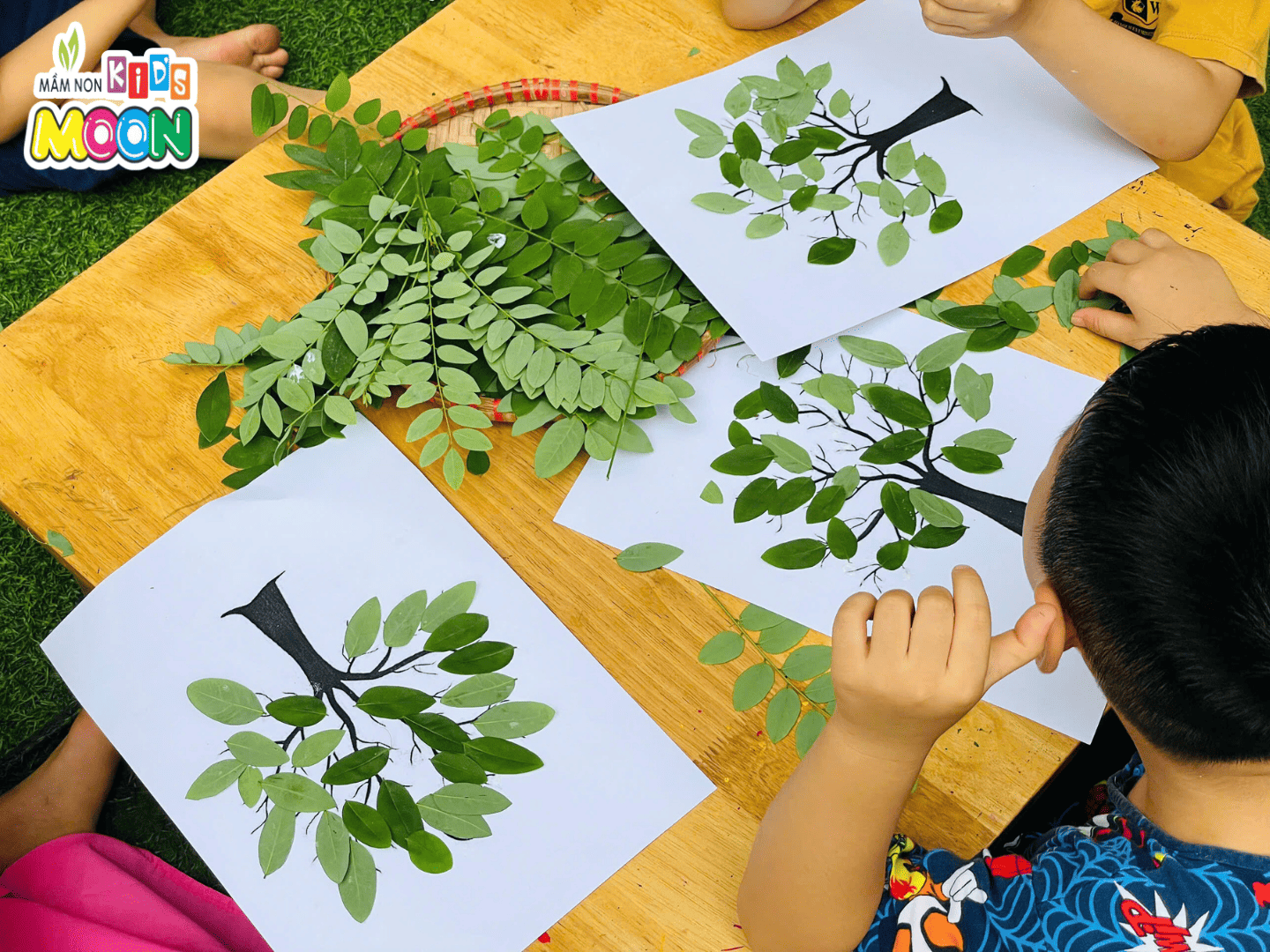 TIẾT HỌC TẠO HÌNH – SÁNG TẠO VỚI NHỮNG CHIẾC LÁ XANH - Mầm Non Kid's Moon