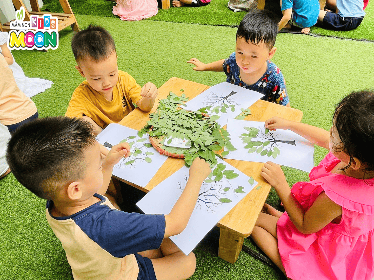 TIẾT HỌC TẠO HÌNH – SÁNG TẠO VỚI NHỮNG CHIẾC LÁ XANH - Mầm Non Kid's Moon