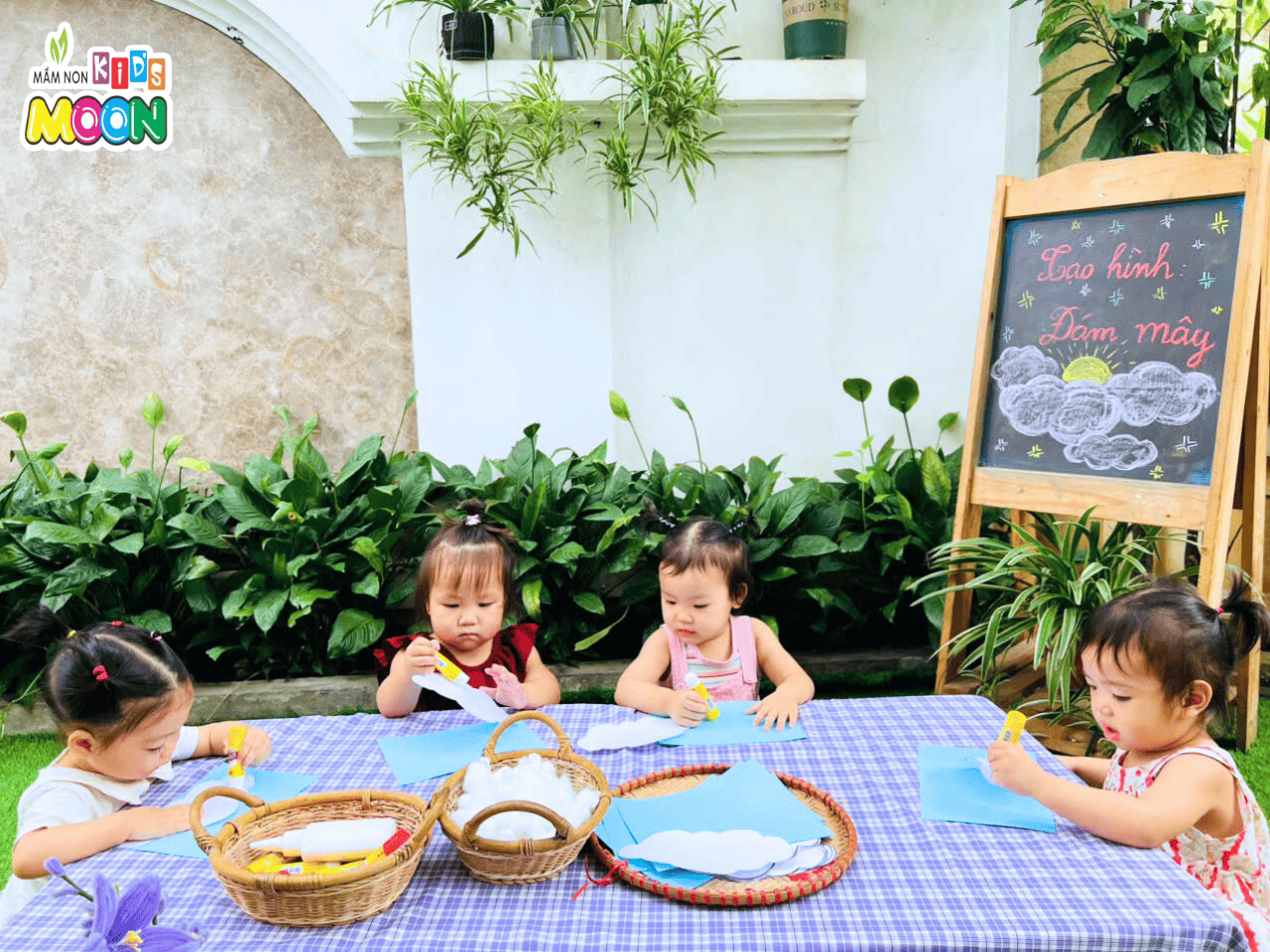 NHỮNG ĐÁM MÂY TRẮNG MUỐT TRONG TIẾT HỌC TẠO HÌNH - Mầm Non Kid's Moon