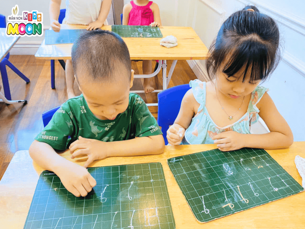 NÉT THẮT TRÊN – NHỮNG DẤU ẤN ĐẦU TIÊN TRÊN HÀNH TRÌNH VIẾT CHỮ NÉT THẮT TRÊN – NHỮNG DẤU ẤN ĐẦU TIÊN TRÊN HÀNH TRÌNH VIẾT CHỮ - Mầm Non Kid's Moon