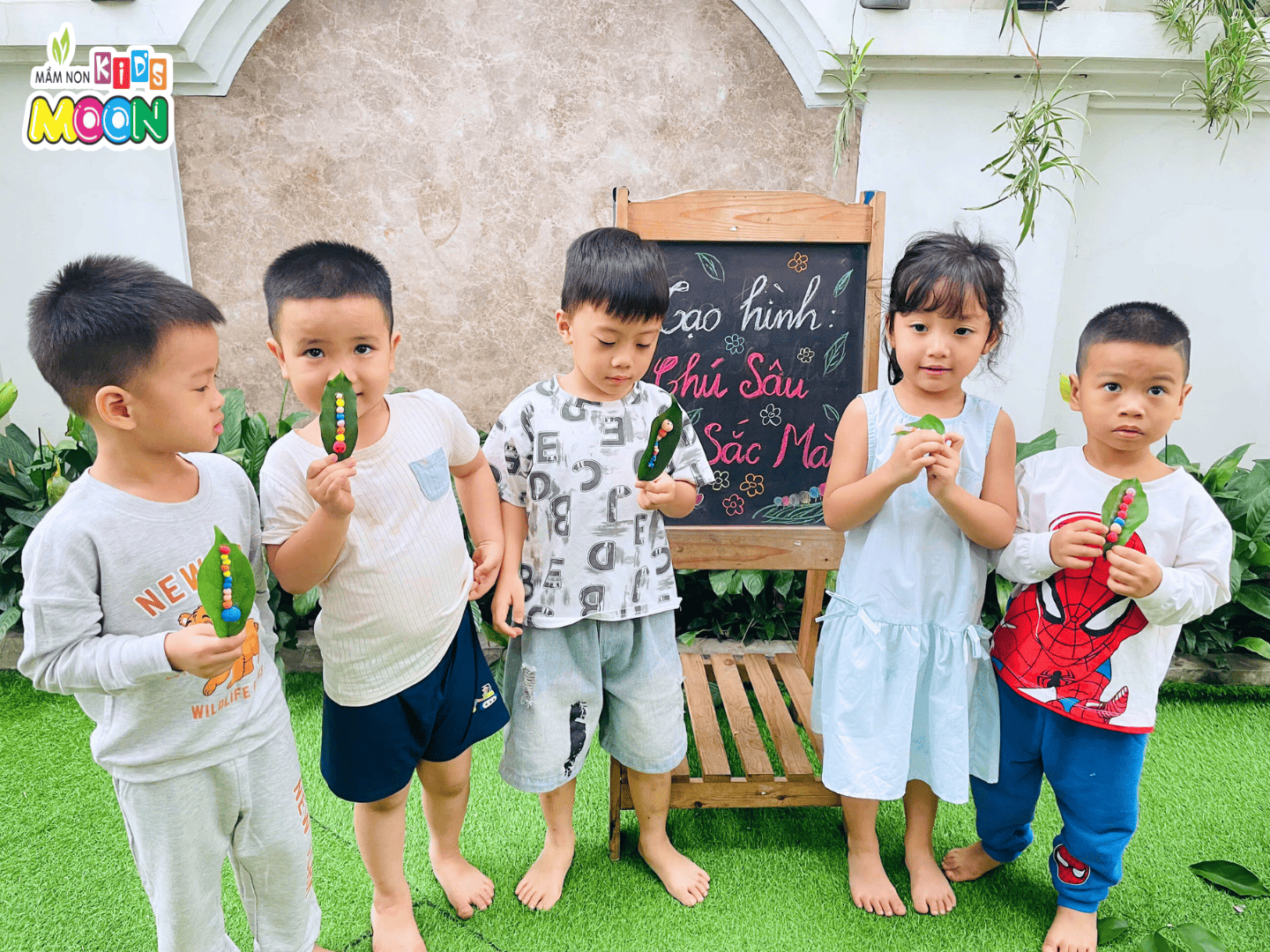 TIẾT HỌC TẠO HÌNH: CHÚ SÂU SẮC MÀU TIẾT HỌC TẠO HÌNH: CHÚ SÂU SẮC MÀU - Mầm Non Kid's Moon