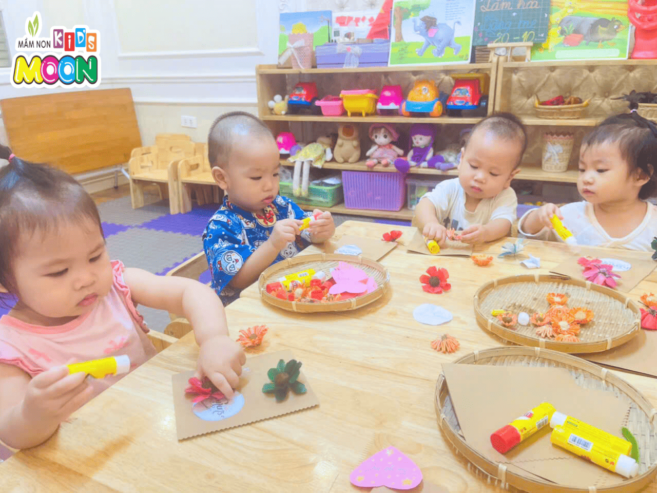 BÉ LÀM THIỆP TẶNG MẸ – MÓN QUÀ NHỎ, TÌNH YÊU TO BÉ LÀM THIỆP TẶNG MẸ – MÓN QUÀ NHỎ, TÌNH YÊU TO - Mầm Non Kid's Moon