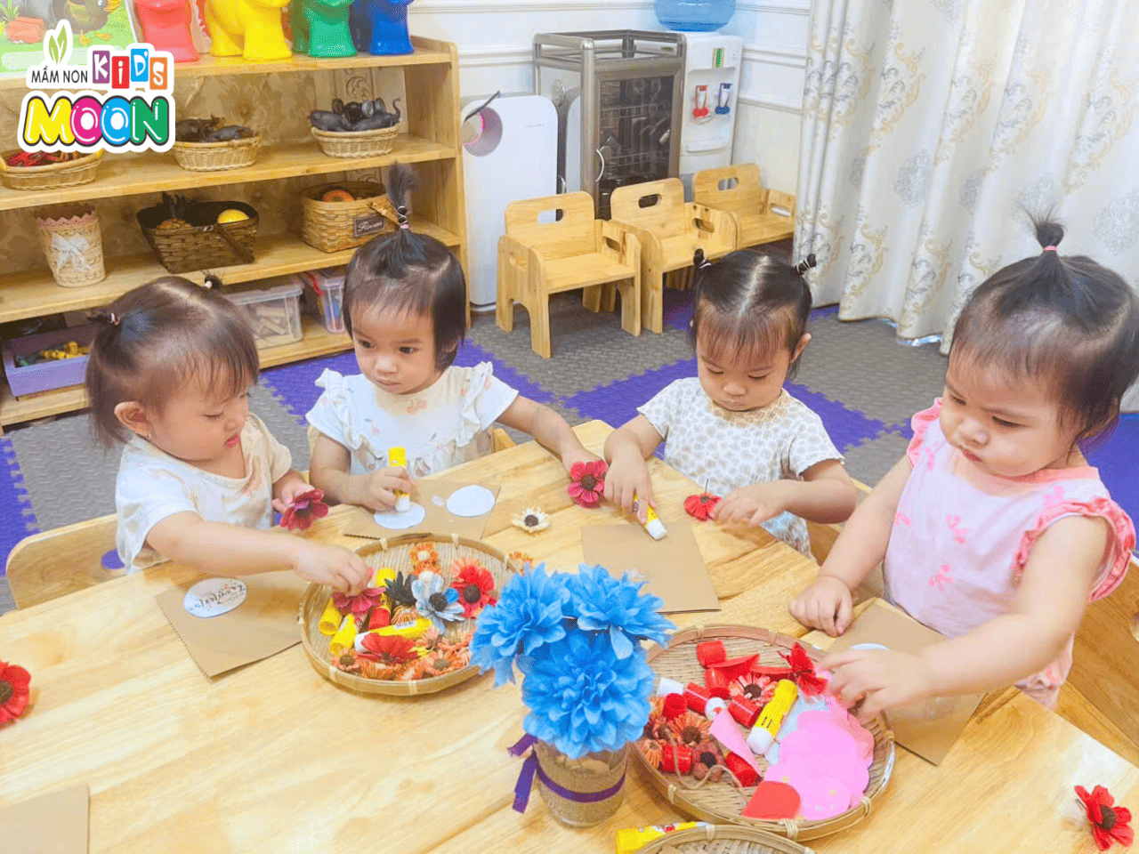 BÉ LÀM THIỆP TẶNG MẸ – MÓN QUÀ NHỎ, TÌNH YÊU TO BÉ LÀM THIỆP TẶNG MẸ – MÓN QUÀ NHỎ, TÌNH YÊU TO - Mầm Non Kid's Moon