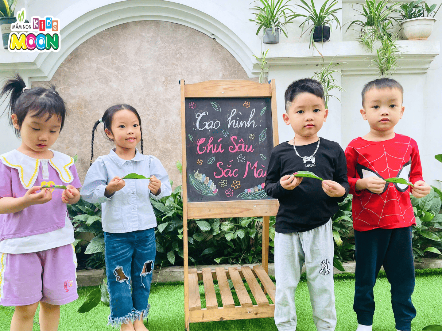 TIẾT HỌC TẠO HÌNH: CHÚ SÂU SẮC MÀU TIẾT HỌC TẠO HÌNH: CHÚ SÂU SẮC MÀU - Mầm Non Kid's Moon