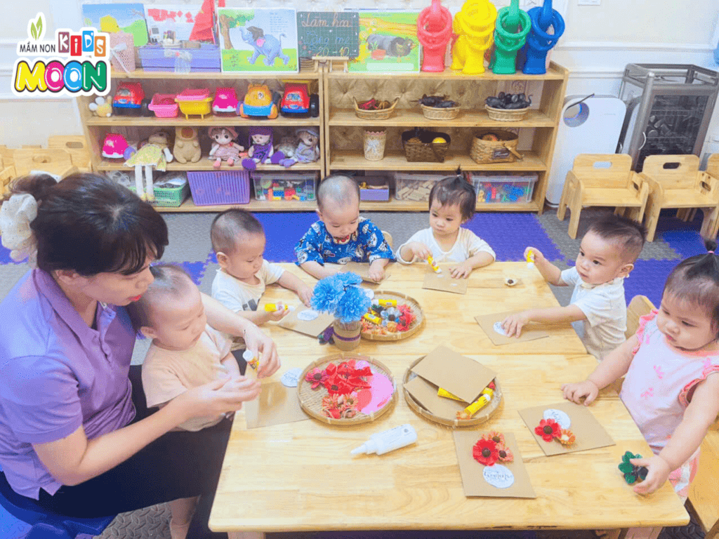 BÉ LÀM THIỆP TẶNG MẸ – MÓN QUÀ NHỎ, TÌNH YÊU TO BÉ LÀM THIỆP TẶNG MẸ – MÓN QUÀ NHỎ, TÌNH YÊU TO - Mầm Non Kid's Moon