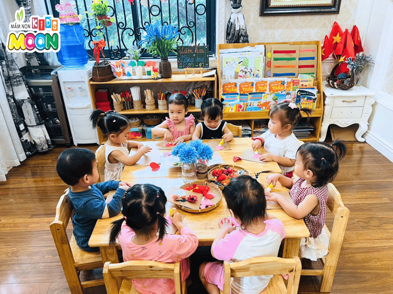 BÉ LÀM THIỆP TẶNG MẸ – MÓN QUÀ NHỎ, TÌNH YÊU TO BÉ LÀM THIỆP TẶNG MẸ – MÓN QUÀ NHỎ, TÌNH YÊU TO - Mầm Non Kid's Moon