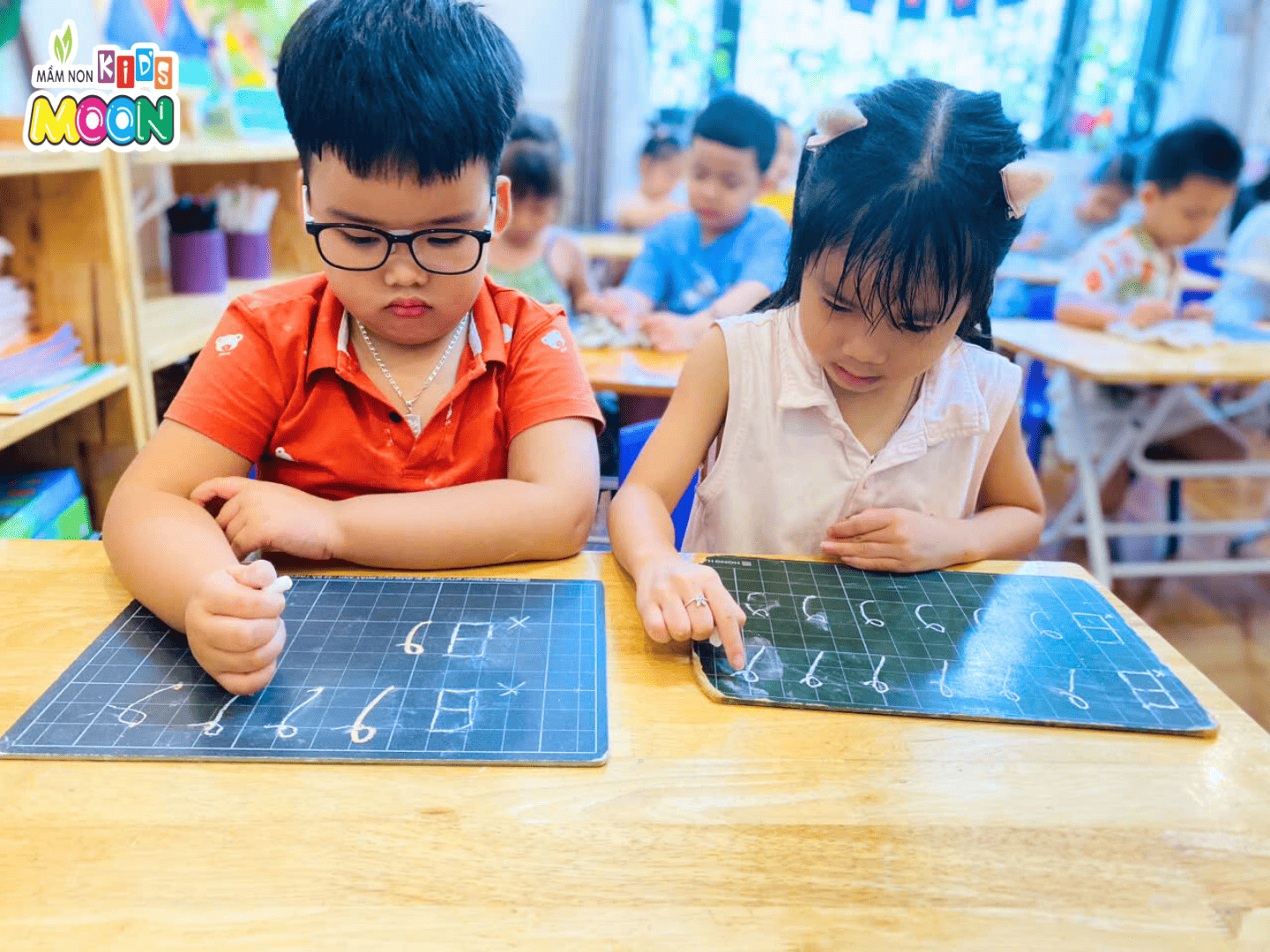 NÉT THẮT TRÊN – NHỮNG DẤU ẤN ĐẦU TIÊN TRÊN HÀNH TRÌNH VIẾT CHỮ NÉT THẮT TRÊN – NHỮNG DẤU ẤN ĐẦU TIÊN TRÊN HÀNH TRÌNH VIẾT CHỮ - Mầm Non Kid's Moon