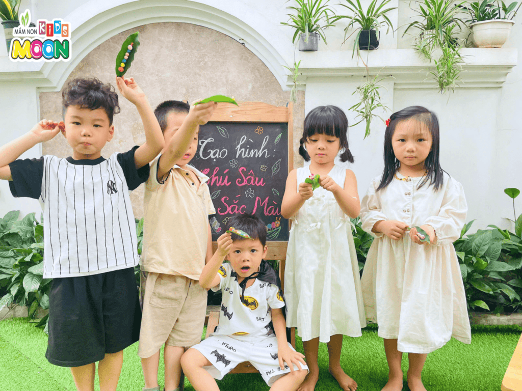 TIẾT HỌC TẠO HÌNH: CHÚ SÂU SẮC MÀU TIẾT HỌC TẠO HÌNH: CHÚ SÂU SẮC MÀU - Mầm Non Kid's Moon