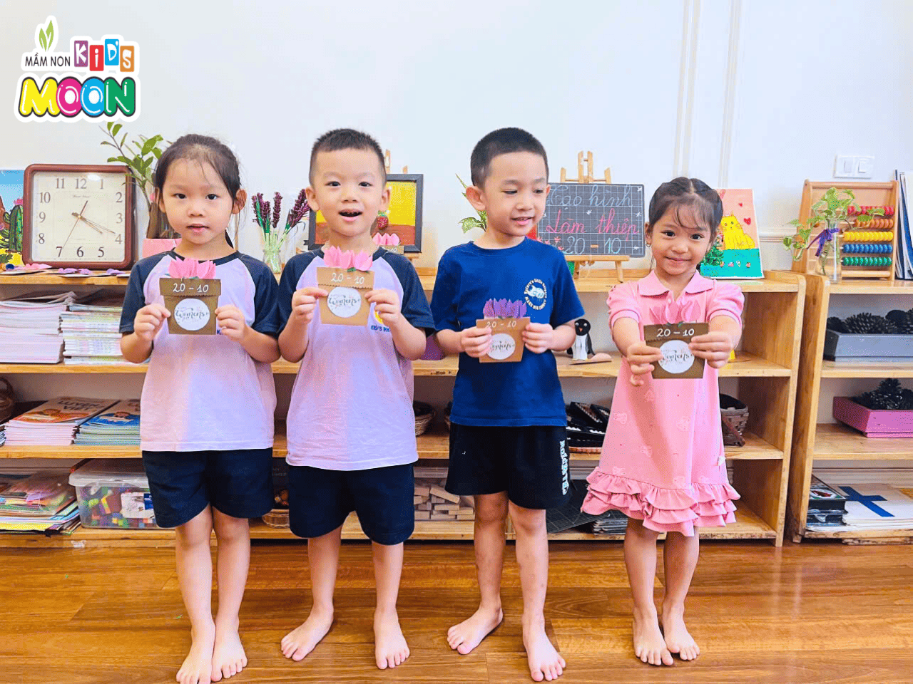 TIẾT HỌC ĐẶC BIỆT: “BÉ LÀM THIỆP TẶNG MẸ YÊU” TIẾT HỌC ĐẶC BIỆT: “BÉ LÀM THIỆP TẶNG MẸ YÊU” - Mầm Non Kid's Moon