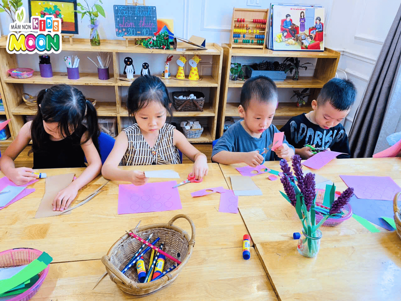 TIẾT HỌC ĐẶC BIỆT: “BÉ LÀM THIỆP TẶNG MẸ YÊU” TIẾT HỌC ĐẶC BIỆT: “BÉ LÀM THIỆP TẶNG MẸ YÊU” - Mầm Non Kid's Moon