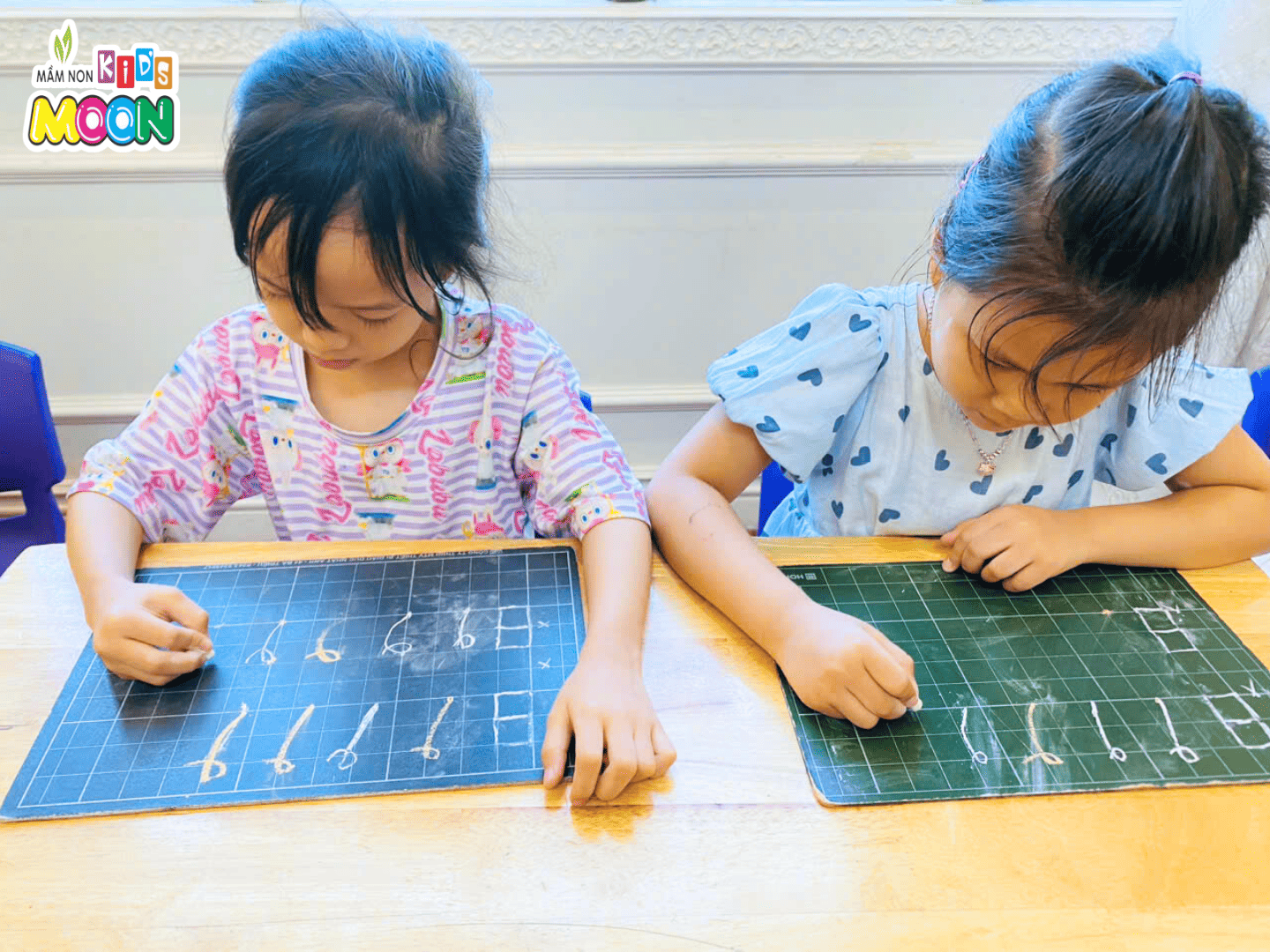 NÉT THẮT TRÊN – NHỮNG DẤU ẤN ĐẦU TIÊN TRÊN HÀNH TRÌNH VIẾT CHỮ NÉT THẮT TRÊN – NHỮNG DẤU ẤN ĐẦU TIÊN TRÊN HÀNH TRÌNH VIẾT CHỮ - Mầm Non Kid's Moon