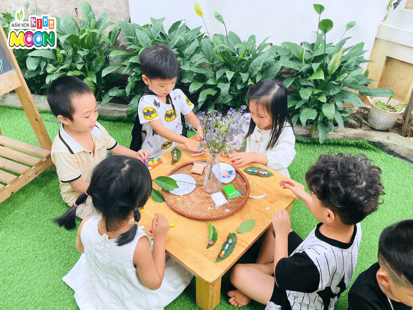 TIẾT HỌC TẠO HÌNH: CHÚ SÂU SẮC MÀU TIẾT HỌC TẠO HÌNH: CHÚ SÂU SẮC MÀU - Mầm Non Kid's Moon