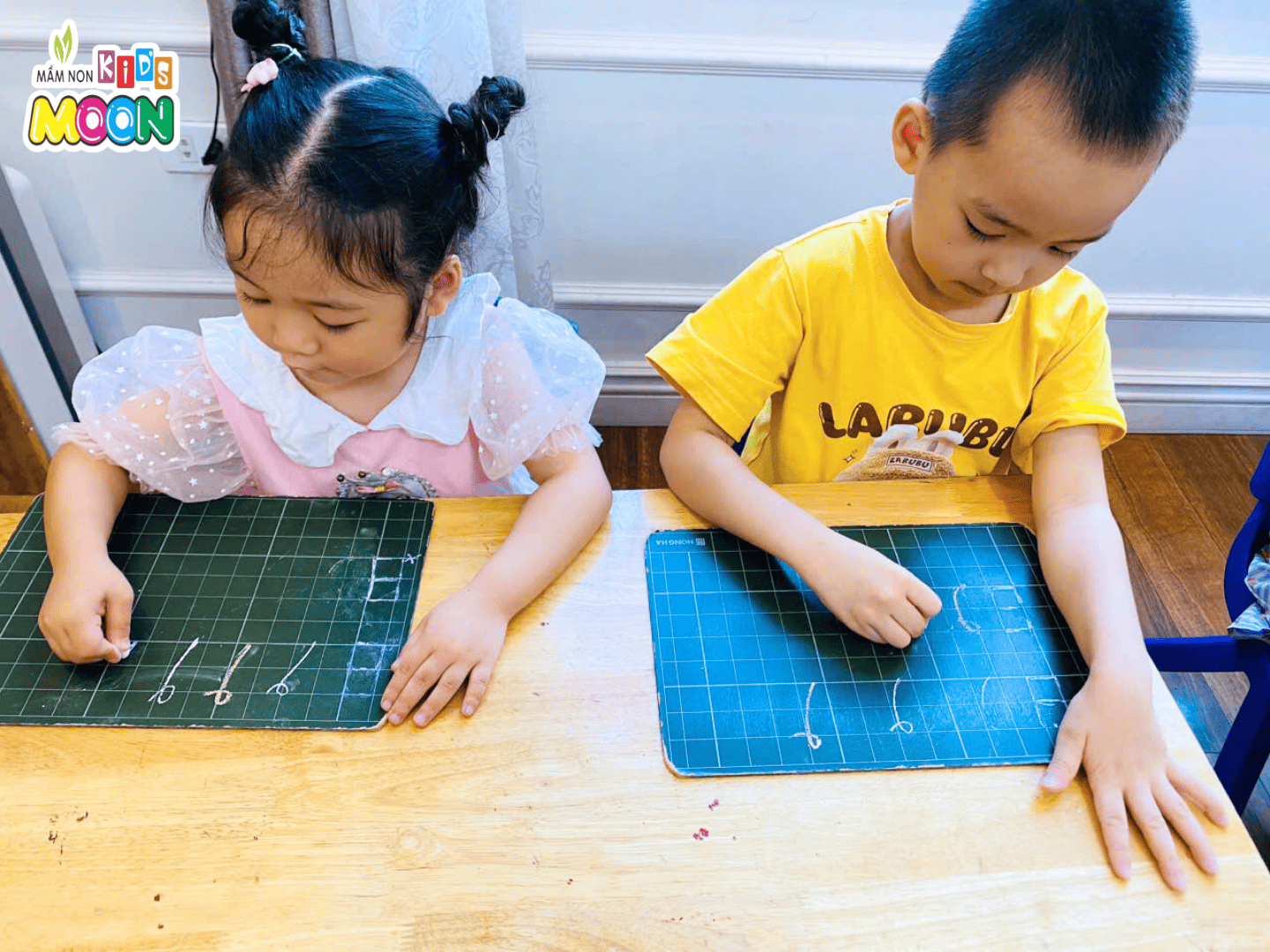 NÉT THẮT TRÊN – NHỮNG DẤU ẤN ĐẦU TIÊN TRÊN HÀNH TRÌNH VIẾT CHỮ NÉT THẮT TRÊN – NHỮNG DẤU ẤN ĐẦU TIÊN TRÊN HÀNH TRÌNH VIẾT CHỮ - Mầm Non Kid's Moon