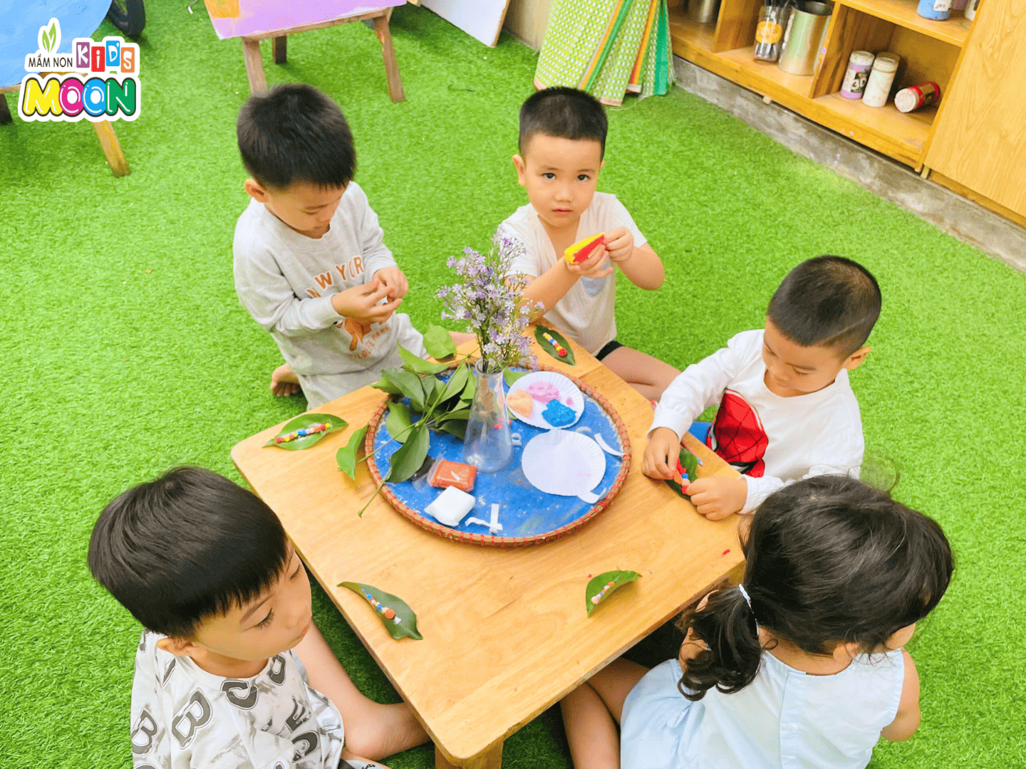 TIẾT HỌC TẠO HÌNH: CHÚ SÂU SẮC MÀU TIẾT HỌC TẠO HÌNH: CHÚ SÂU SẮC MÀU - Mầm Non Kid's Moon