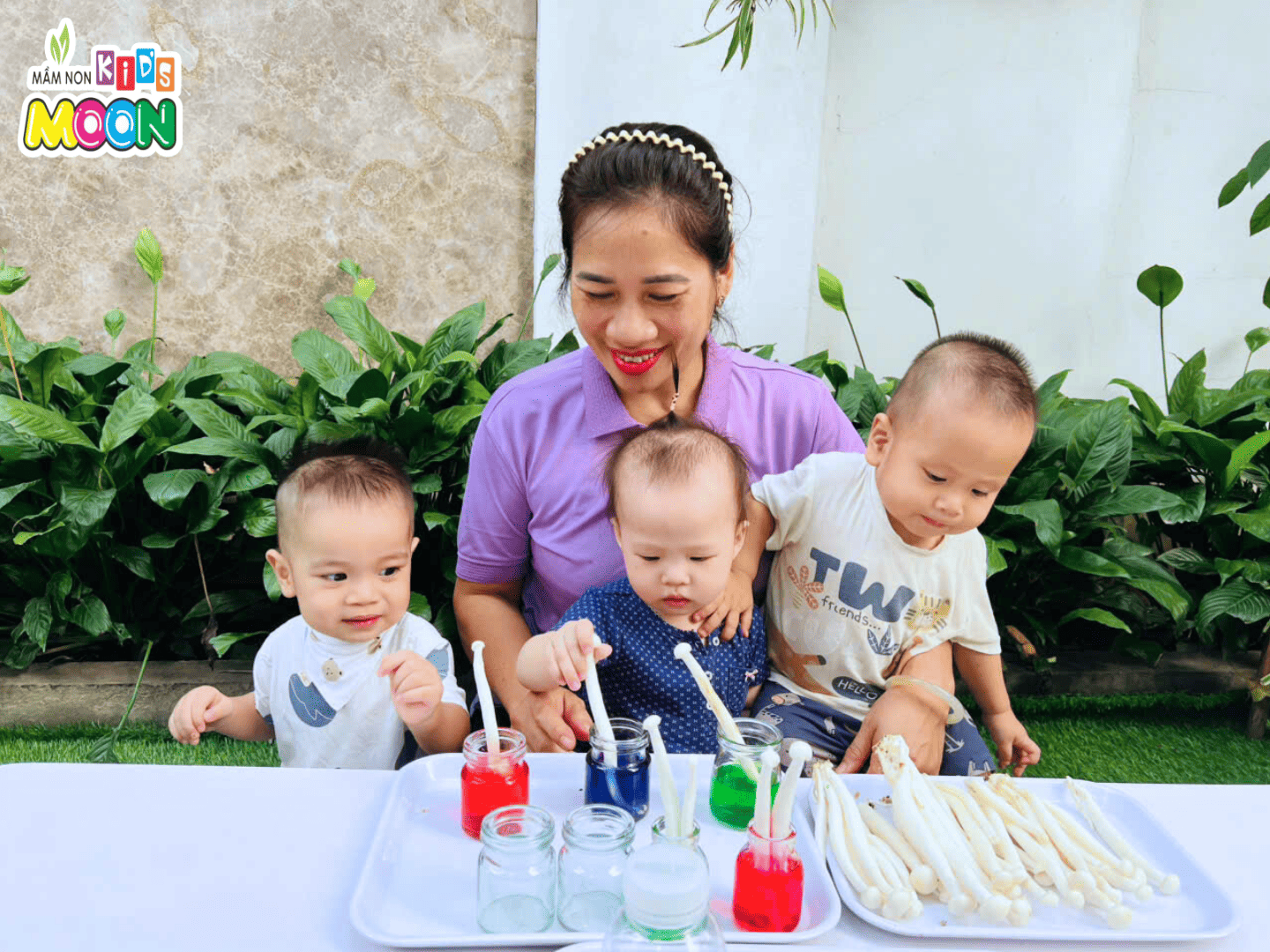 THÍ NGHIỆM “CÂY NẤM SẮC MÀU” – KHI PHÉP MÀU KHOA HỌC LÊN NGÔI! THÍ NGHIỆM “CÂY NẤM SẮC MÀU” – KHI PHÉP MÀU KHOA HỌC LÊN NGÔI! - Mầm Non Kid's Moon