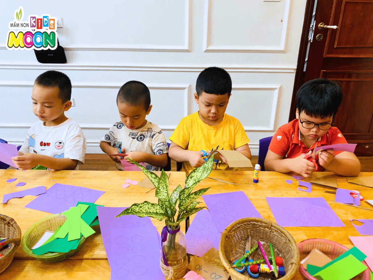 TIẾT HỌC ĐẶC BIỆT: “BÉ LÀM THIỆP TẶNG MẸ YÊU” TIẾT HỌC ĐẶC BIỆT: “BÉ LÀM THIỆP TẶNG MẸ YÊU” - Mầm Non Kid's Moon