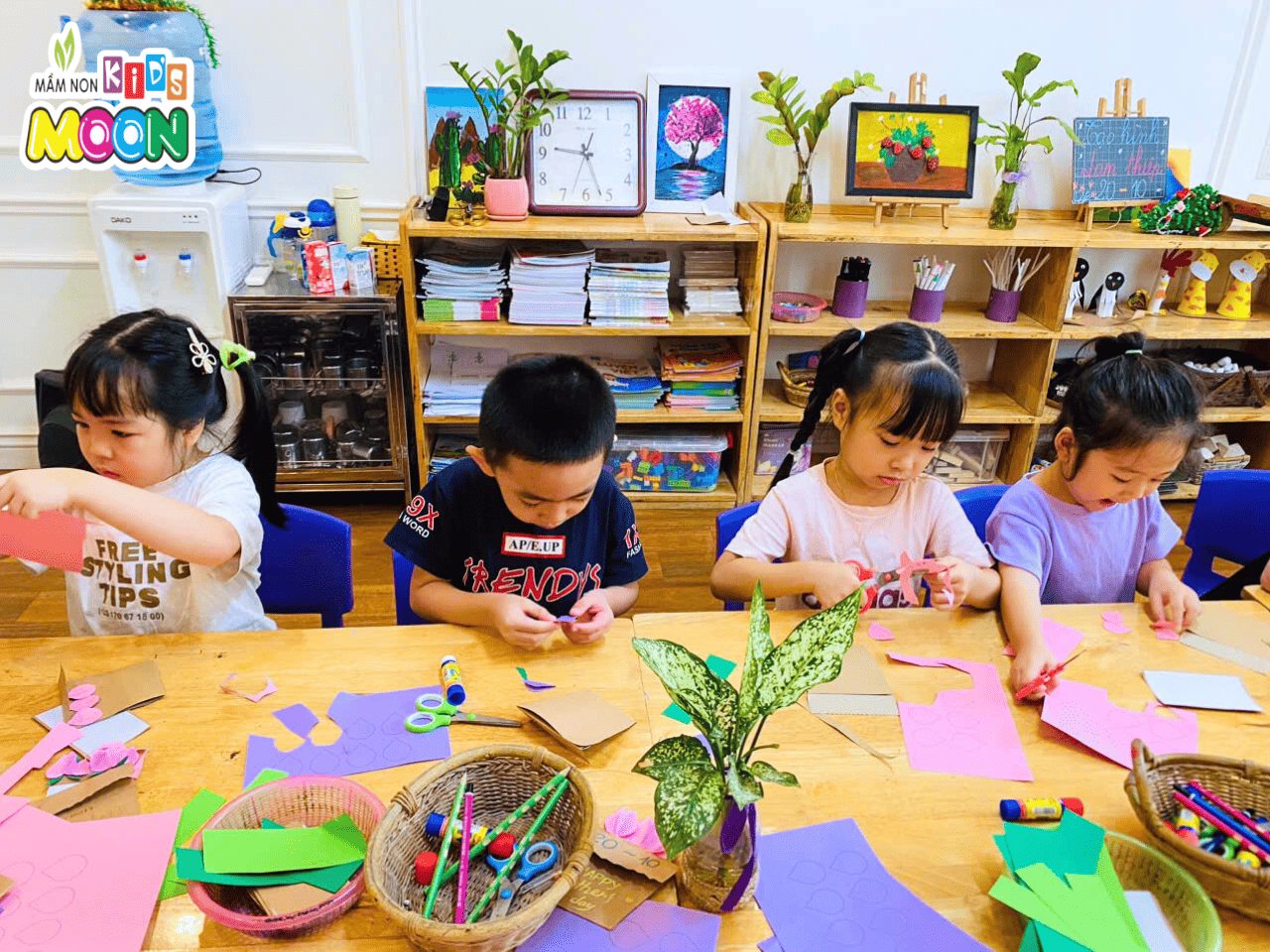 TIẾT HỌC ĐẶC BIỆT: “BÉ LÀM THIỆP TẶNG MẸ YÊU” TIẾT HỌC ĐẶC BIỆT: “BÉ LÀM THIỆP TẶNG MẸ YÊU” - Mầm Non Kid's Moon