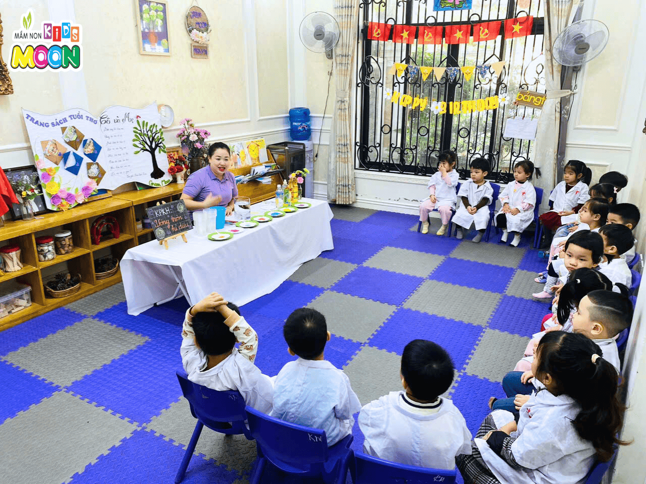 KHÁM PHÁ KHOA HỌC – “VÒNG TRÒN KÌ DIỆU” ĐẦY HỨNG THÚ CỦA CÁC BÉ KHÁM PHÁ KHOA HỌC – “VÒNG TRÒN KÌ DIỆU” ĐẦY HỨNG THÚ CỦA CÁC BÉ - Mầm Non Kid's Moon