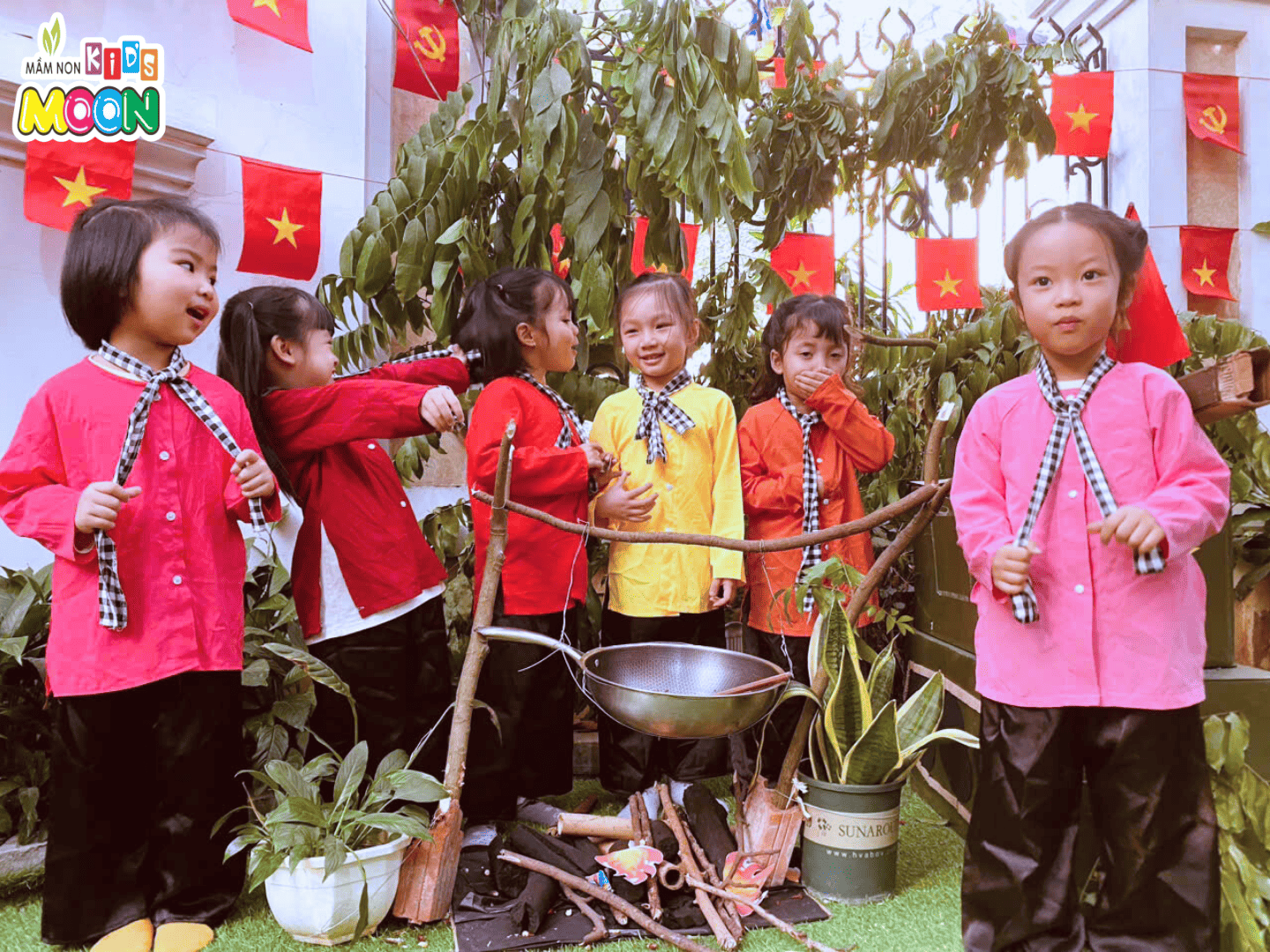 HOẠT ĐỘNG TRẢI NGHIỆM: BỮA CƠM HÀNH QUÂN HOẠT ĐỘNG TRẢI NGHIỆM: BỮA CƠM HÀNH QUÂN - Mầm Non Kid's Moon