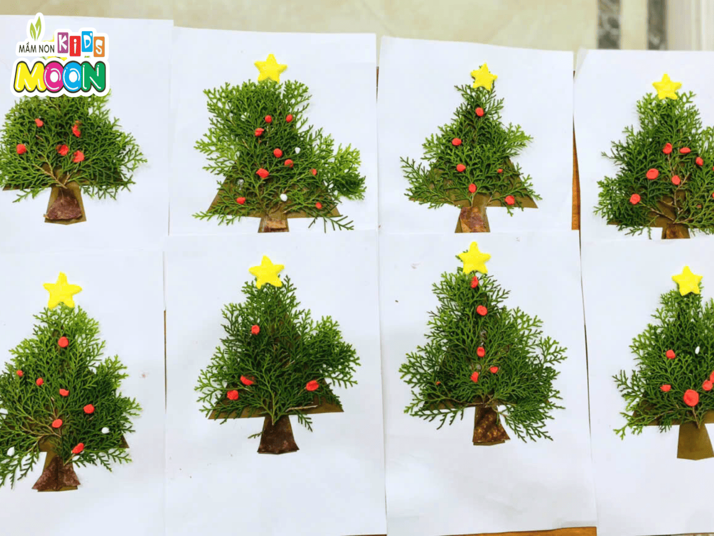 TIẾT HỌC TẠO HÌNH: “CÂY THÔNG NOEL” TIẾT HỌC TẠO HÌNH: “CÂY THÔNG NOEL” - Mầm Non Kid's Moon