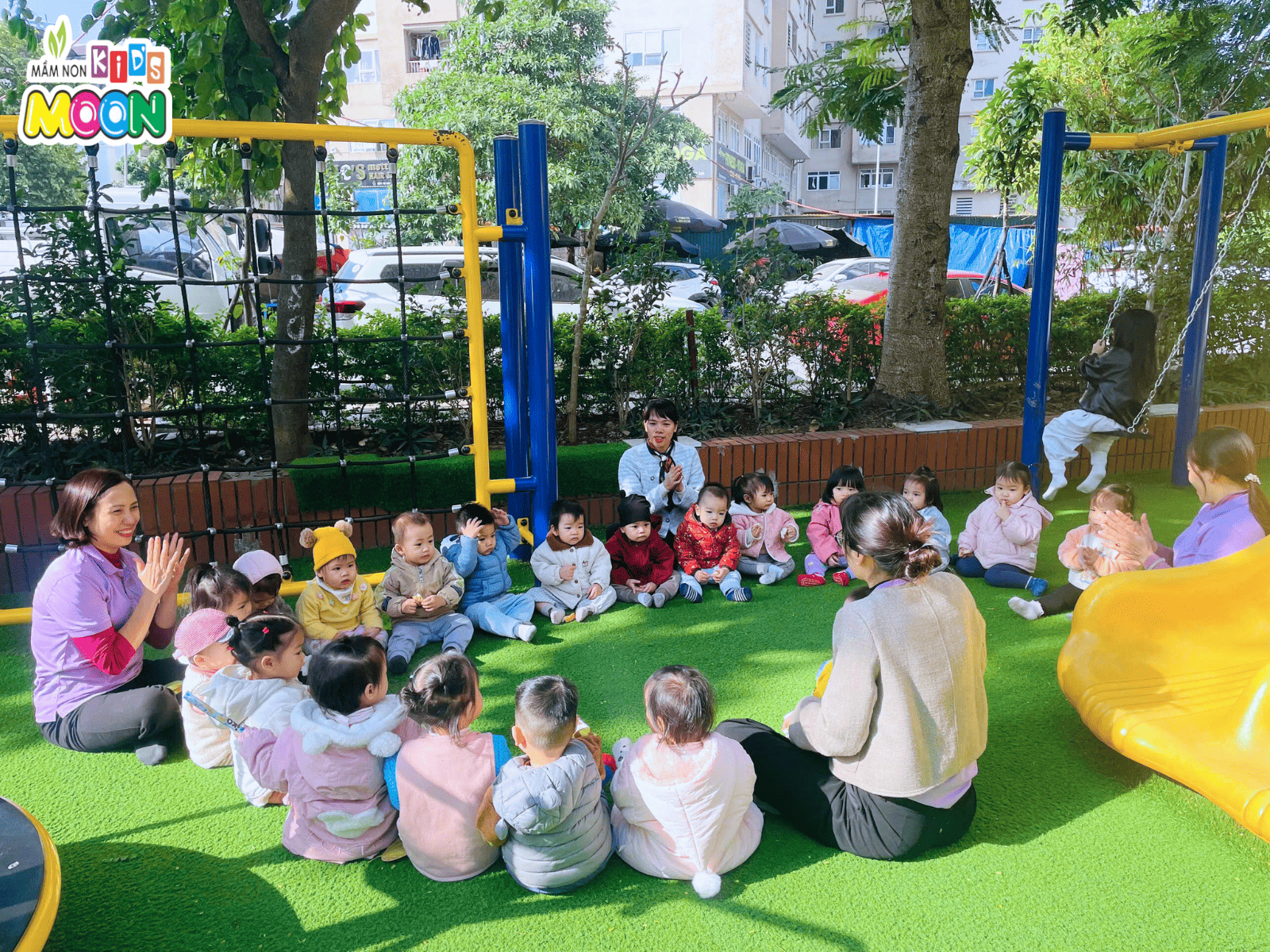 HOẠT ĐỘNG: VUI CHƠI NGOÀI TRỜI HOẠT ĐỘNG: VUI CHƠI NGOÀI TRỜI - Mầm Non Kid's Moon