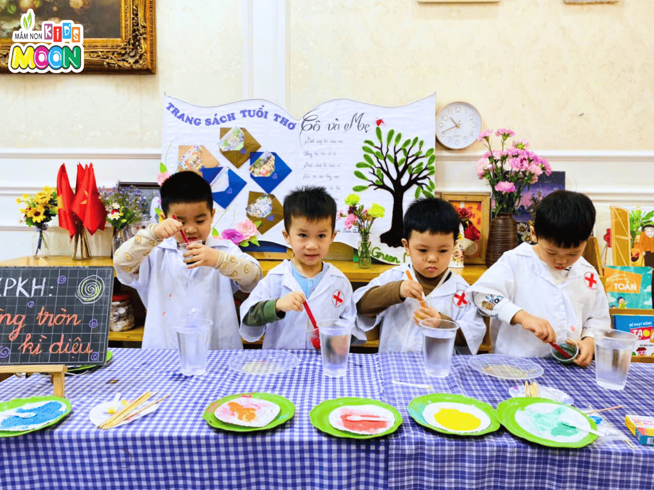 KHÁM PHÁ KHOA HỌC – “VÒNG TRÒN KÌ DIỆU” ĐẦY HỨNG THÚ CỦA CÁC BÉ KHÁM PHÁ KHOA HỌC – “VÒNG TRÒN KÌ DIỆU” ĐẦY HỨNG THÚ CỦA CÁC BÉ - Mầm Non Kid's Moon