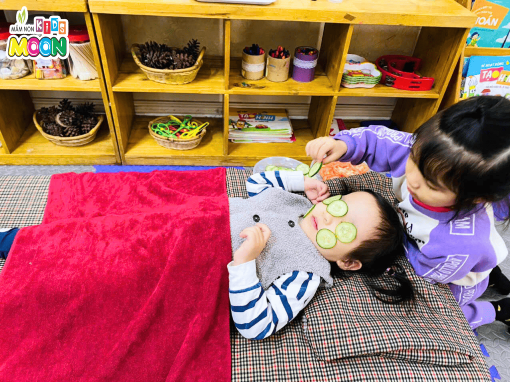 BÉ LÀM THỢ TÓC & SPA – MỘT NGÀY TRẢI NGHIỆM SIÊU DỄ THƯƠNG TẠI MẦM NON KID'S MOON BÉ LÀM THỢ TÓC & SPA – MỘT NGÀY TRẢI NGHIỆM SIÊU DỄ THƯƠNG TẠI MẦM NON KID'S MOON - Mầm Non Kid's Moon