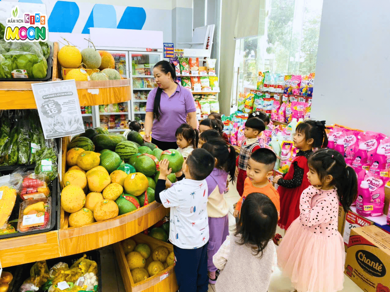 BÉ ĐI SIÊU THỊ – HỌC CÁCH TỰ LẬP TỪ NHỮNG ĐIỀU NHỎ NHẤT BÉ ĐI SIÊU THỊ – HỌC CÁCH TỰ LẬP TỪ NHỮNG ĐIỀU NHỎ NHẤT - Mầm Non Kid's Moon