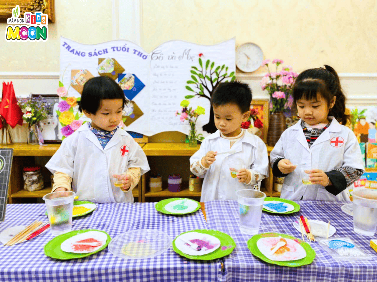 KHÁM PHÁ KHOA HỌC – “VÒNG TRÒN KÌ DIỆU” ĐẦY HỨNG THÚ CỦA CÁC BÉ KHÁM PHÁ KHOA HỌC – “VÒNG TRÒN KÌ DIỆU” ĐẦY HỨNG THÚ CỦA CÁC BÉ - Mầm Non Kid's Moon