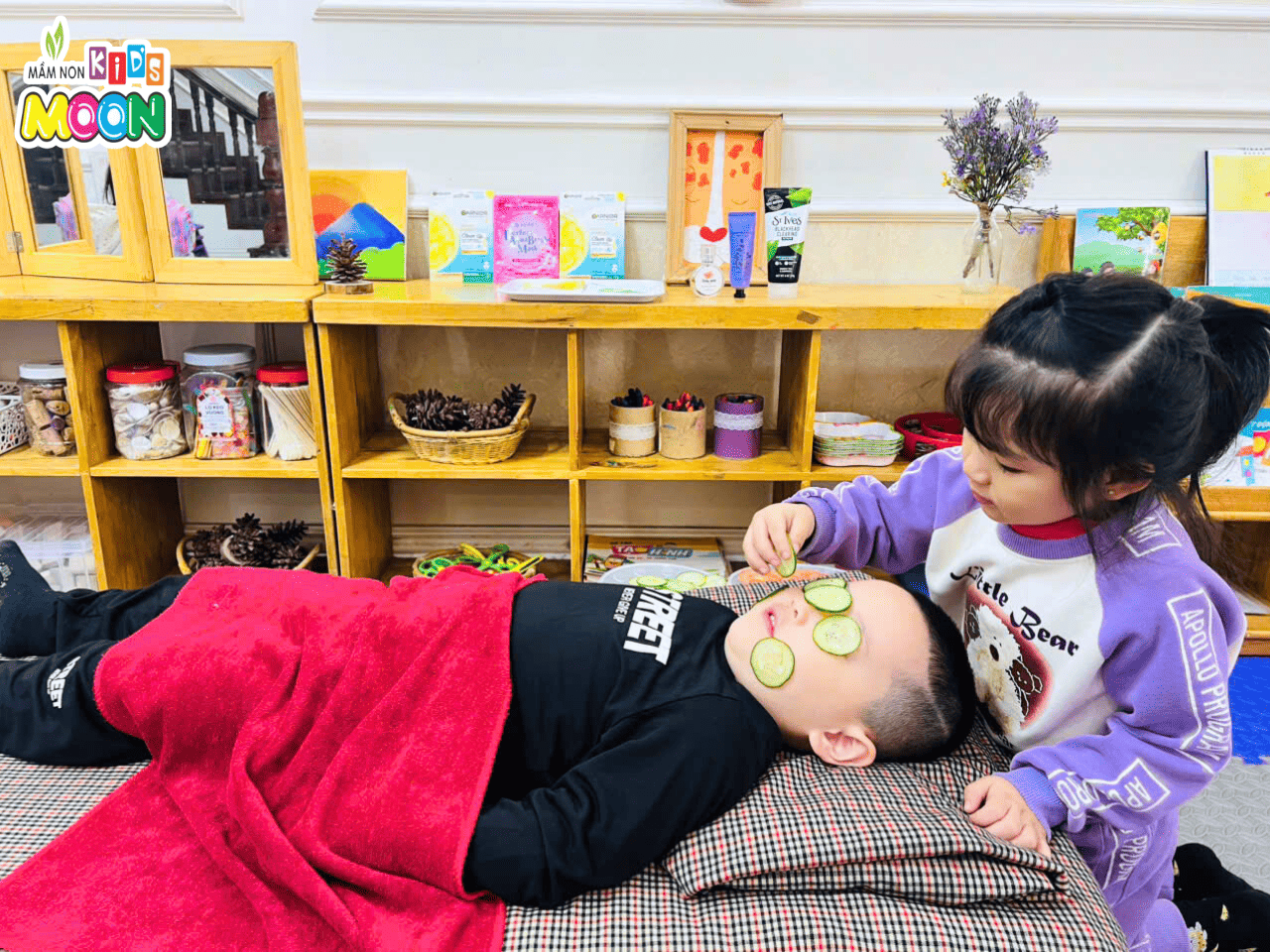 BÉ LÀM THỢ TÓC & SPA – MỘT NGÀY TRẢI NGHIỆM SIÊU DỄ THƯƠNG TẠI MẦM NON KID'S MOON BÉ LÀM THỢ TÓC & SPA – MỘT NGÀY TRẢI NGHIỆM SIÊU DỄ THƯƠNG TẠI MẦM NON KID'S MOON - Mầm Non Kid's Moon