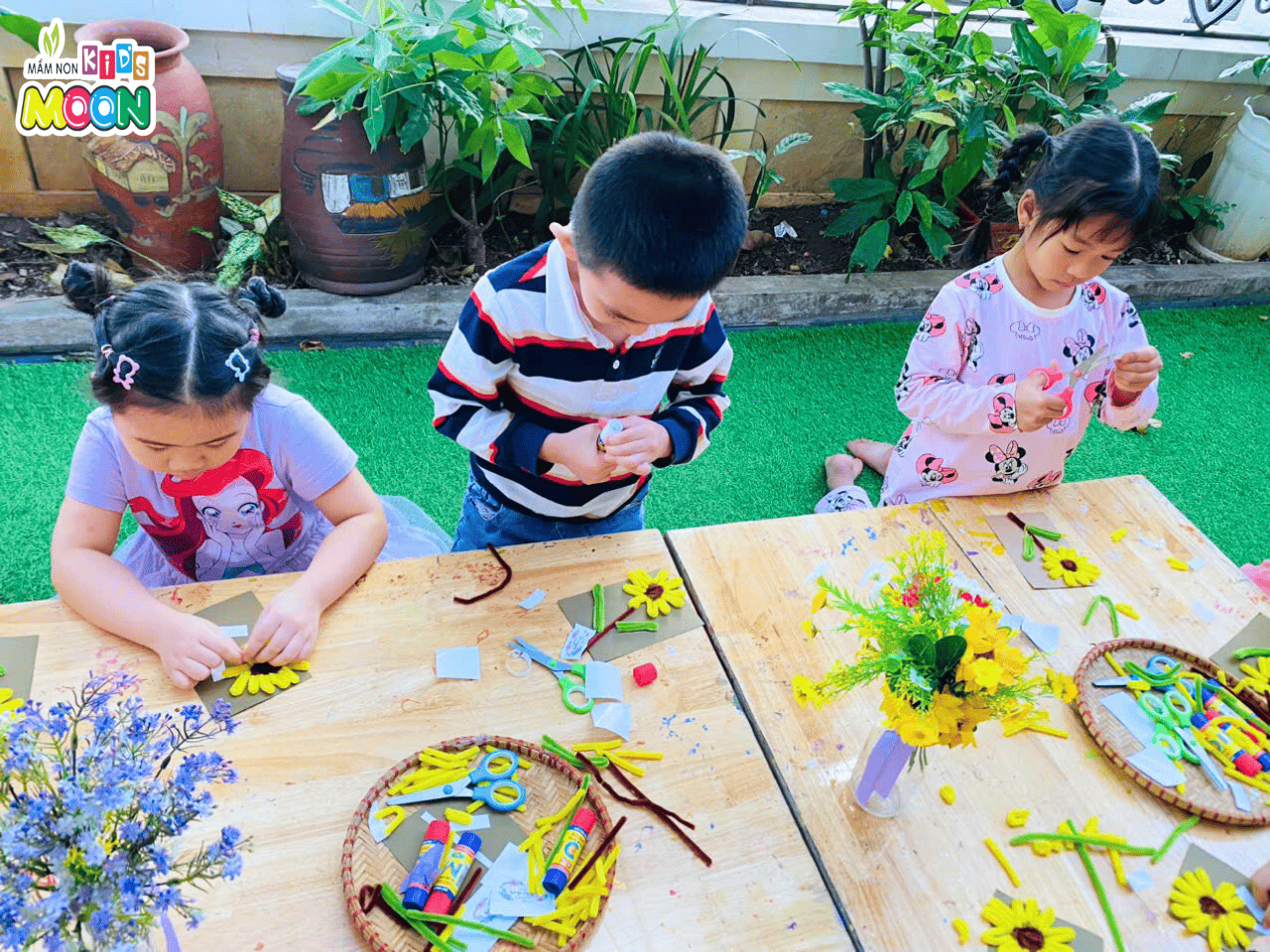 TIẾT HỌC TẠO HÌNH “LÀM THIỆP TẶNG CÔ” TIẾT HỌC TẠO HÌNH “LÀM THIỆP TẶNG CÔ” - Mầm Non Kid's Moon