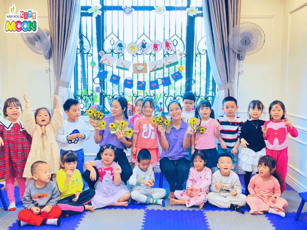 TIẾT HỌC TẠO HÌNH “LÀM THIỆP TẶNG CÔ” TIẾT HỌC TẠO HÌNH “LÀM THIỆP TẶNG CÔ” - Mầm Non Kid's Moon