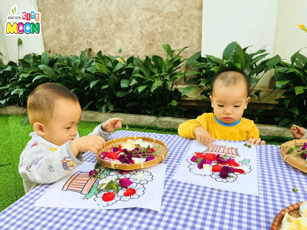 TIẾT HỌC TẠO HÌNH “GIỎ HOA TẶNG CÔ” TIẾT HỌC TẠO HÌNH “GIỎ HOA TẶNG CÔ” - Mầm Non Kid's Moon