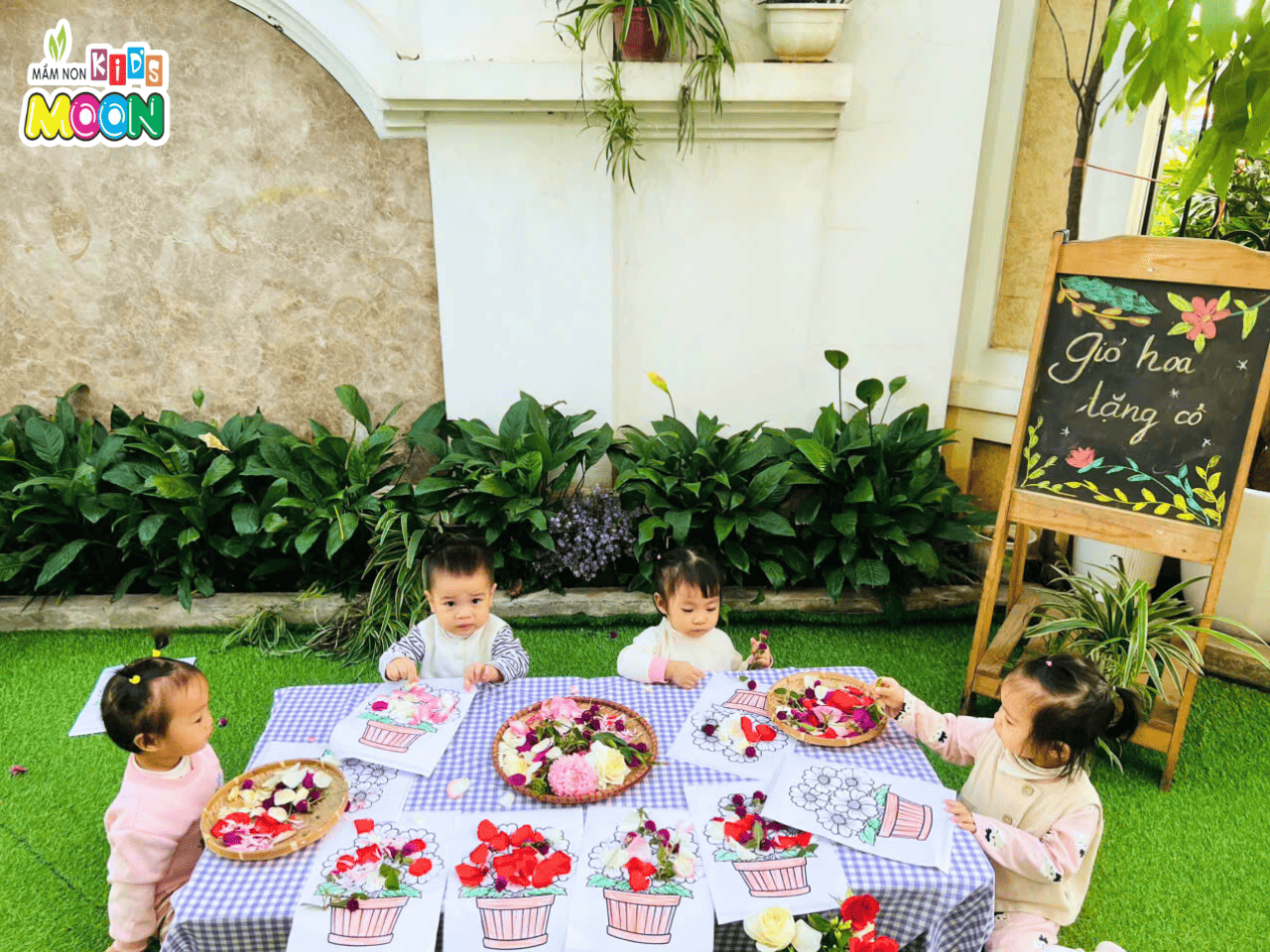 TIẾT HỌC TẠO HÌNH “GIỎ HOA TẶNG CÔ” TIẾT HỌC TẠO HÌNH “GIỎ HOA TẶNG CÔ” - Mầm Non Kid's Moon